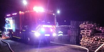 Incendiu violent la depozitul de europaleți din Tileagd