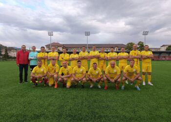 Dorin Boca isi face încălzirea pentru Primăria Lunca în Națională de fotbal a primarilor. Echipa e vicecampioana europeana