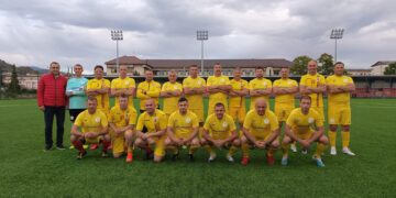 Dorin Boca isi face încălzirea pentru Primăria Lunca în Națională de fotbal a primarilor. Echipa e vicecampioana europeana