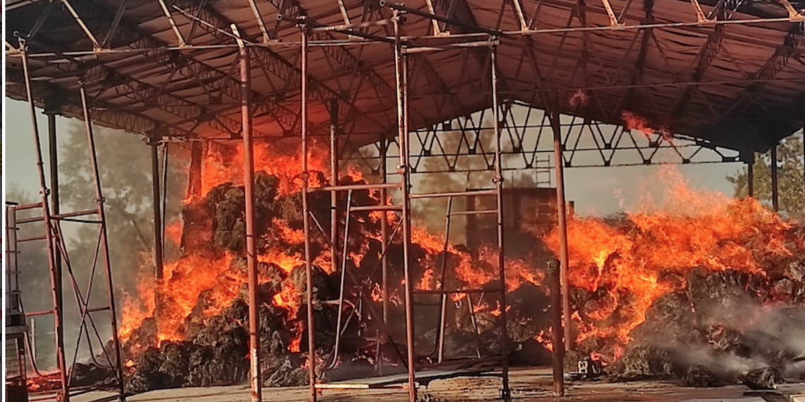 Incendiu uriaș într-un depozit de furaje din Buntesti. Au ars 1500 de baloți de fan