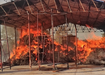 Incendiu uriaș într-un depozit de furaje din Buntesti. Au ars 1500 de baloți de fan