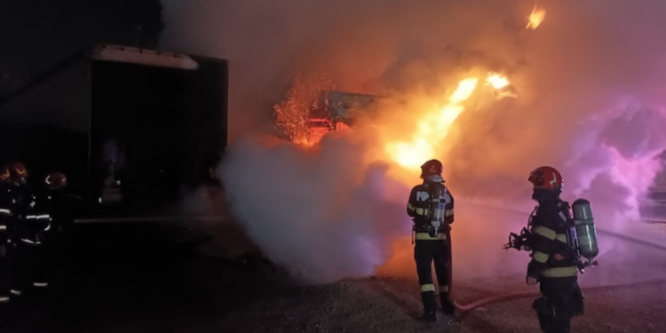 Incendiu violent intr-o parcare de pe Borșului. A ars un tir cu 30 t de brichete de  rumeguș