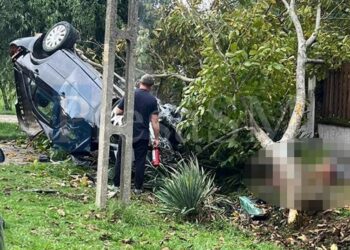 O fetiță și părinții ei în stare critica după ce s-au izbit cu mașină de un copac