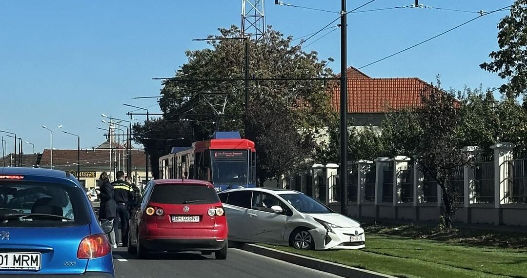 Accident pe Calea Aradului. Mașină pe linia de tramvai
