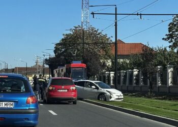 Accident pe Calea Aradului. Mașină pe linia de tramvai
