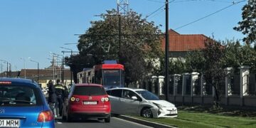 Accident pe Calea Aradului. Mașină pe linia de tramvai