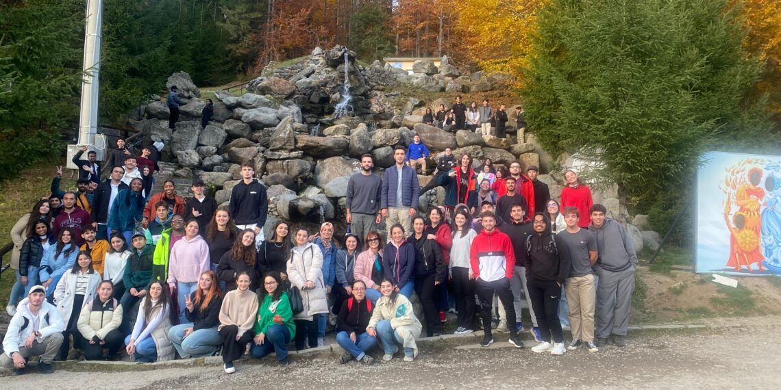 Studenți din toate colțurile lumii leagă prietenii la Stâna de Vale