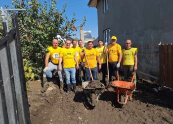 AUR Bihor mobilizează echipa de meseriași pentru a reconstrui casele afectate de inundațiile din Pechea. Antreprenorii Moza și Blejan pun mana pe roaba și intra în cizmele de cauciuc