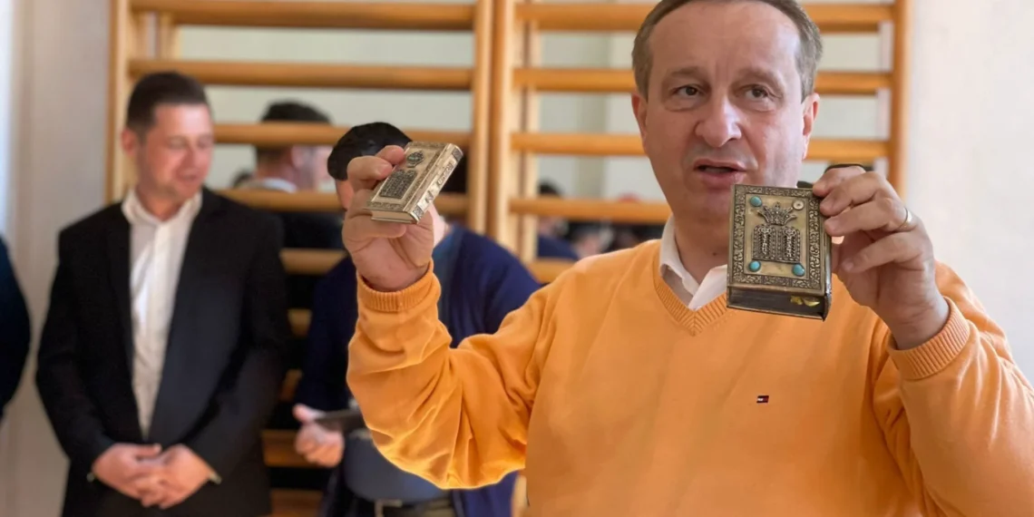 1000 de Biblii expuse în Cetatea Oradea. Cea mai mică Biblie din lume și Biblia care a fost pe luna printre ele.Oradenii vor putea participa la scrierea manuală a celei mai mari Biblii