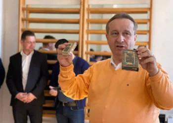 1000 de Biblii expuse în Cetatea Oradea. Cea mai mică Biblie din lume și Biblia care a fost pe luna printre ele.Oradenii vor putea participa la scrierea manuală a celei mai mari Biblii