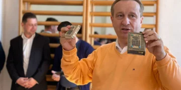 1000 de Biblii expuse în Cetatea Oradea. Cea mai mică Biblie din lume și Biblia care a fost pe luna printre ele.Oradenii vor putea participa la scrierea manuală a celei mai mari Biblii