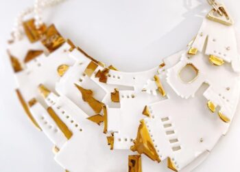 Designerul care a produs o celebra rochie purtată de Björk expune la Casa Darvas