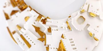 Designerul care a produs o celebra rochie purtată de Björk expune la Casa Darvas