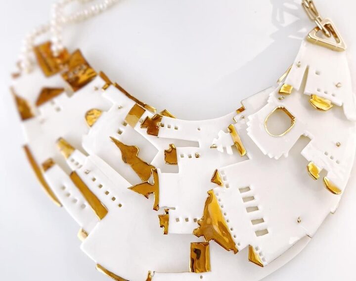 Designerul care a produs o celebra rochie purtată de Björk expune la Casa Darvas