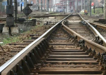 Angajat al Consiliului Județean prins la furat de șine de cale ferată