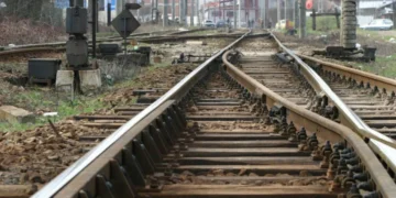 Angajat al Consiliului Județean prins la furat de șine de cale ferată