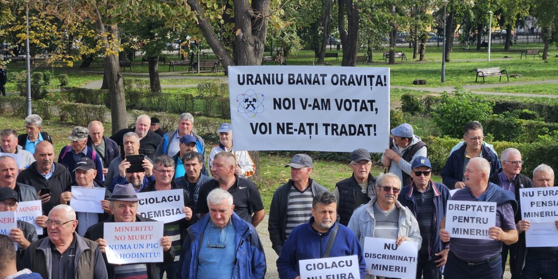 100 de foști mineri, protest în Parcul 1 Decembrie din Oradea:”PNL – PSD ne-aţi furat din pensie!”, „Noi v-am votat, voi ne-aţi trădat”