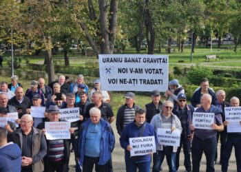 100 de foști mineri, protest în Parcul 1 Decembrie din Oradea:”PNL – PSD ne-aţi furat din pensie!”, „Noi v-am votat, voi ne-aţi trădat”