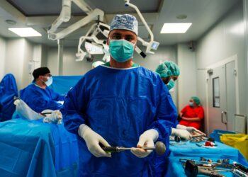 Doctorul Marius Chirea de la Spitalul Pelican Oradea a implantat primului pacient din România cupa G7