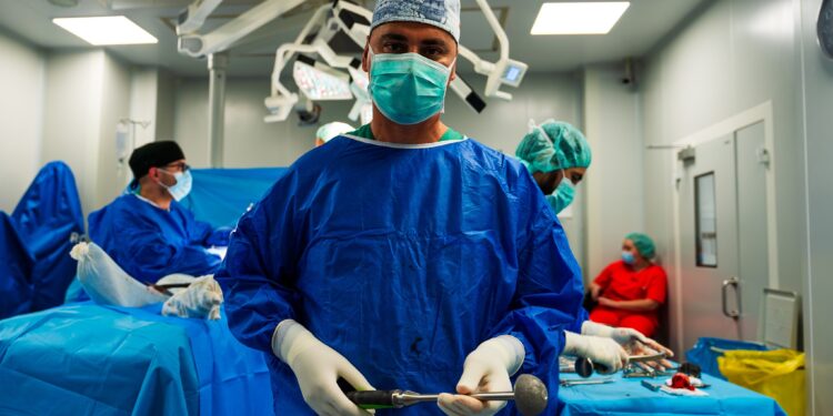 Doctorul Marius Chirea de la Spitalul Pelican Oradea a implantat primului pacient din România cupa G7