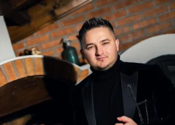 Cântăreț, reținut 24 de ore după ce a plasat pe piața 13.000 euro falși. E și consilier local