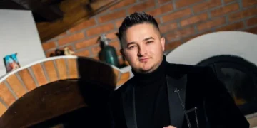 Cântăreț, reținut 24 de ore după ce a plasat pe piața 13.000 euro falși. E și consilier local