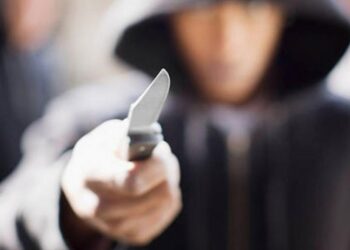 Sentință în dosarul elevului din clasa a IX -a al unui colegiu din Oradea care umbla la brau în școală cu un cuțit cu lama de circa 20 centimetri pentru a obține sandwich-urile colegilor