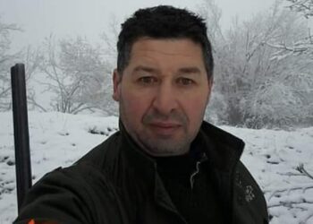 Filmul accidentului de vânătoare în urma căruia un pădurar din Remetea a murit:”Victima a fost lăsată în agonie aproximativ 1 oră…Gravitatea accidentului de vânătoare, (victima avea o plagă împușcată la nivelul frunții, respira și mișca, însă era inconștientă) a stârnit panică printre participanți…Inculpații au decis să ascundă urmele infracţiunilor de braconaj, punând mai presus decât viaţa victimei, interesul personal…”