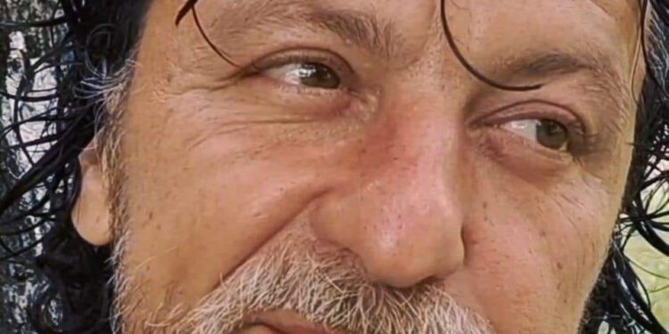 Sebi Lupu, actorul care a strâns 400 k urmăritorii postând poezie, întâlnire intimă și emoționantă cu iubitorii genului