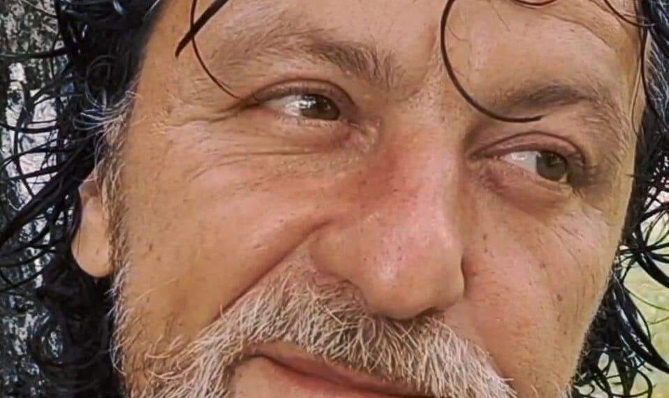 Sebi Lupu, actorul care a strâns 400 k urmăritorii postând poezie, întâlnire intimă și emoționantă cu iubitorii genului