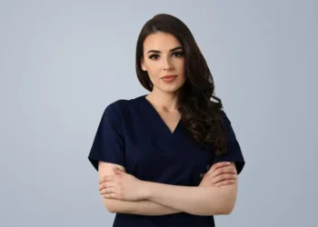 Chirurgul  Tanita Mavriș:„Adesea denumit «ucigașul tăcut», cancerul ovarian dă simptome precoce care pot fi confundate cu afecțiuni benigne”