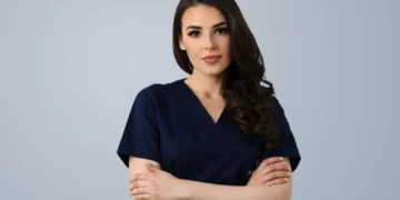 Chirurgul  Tanita Mavriș:„Adesea denumit «ucigașul tăcut», cancerul ovarian dă simptome precoce care pot fi confundate cu afecțiuni benigne”