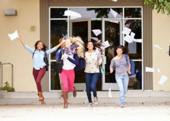 Elevii intra azi în vacanta de toamna