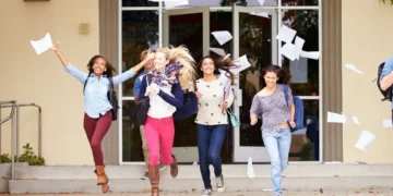 Elevii intra azi în vacanta de toamna