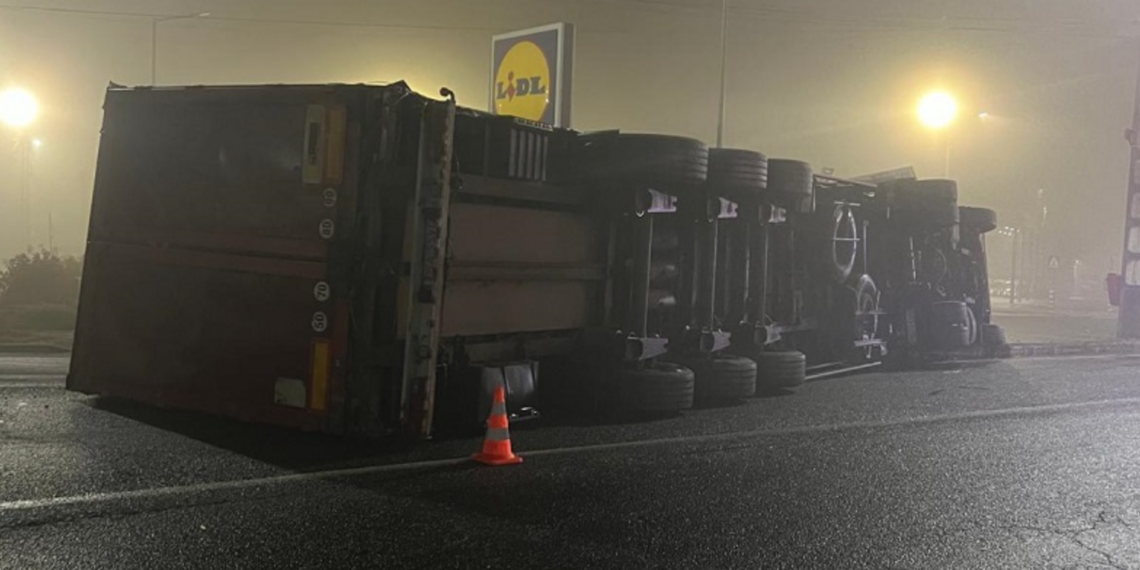 Tir cu 200 de mașini de spălat, rasturnat între Oradea si Cluj