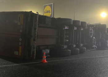 Tir cu 200 de mașini de spălat, rasturnat între Oradea si Cluj