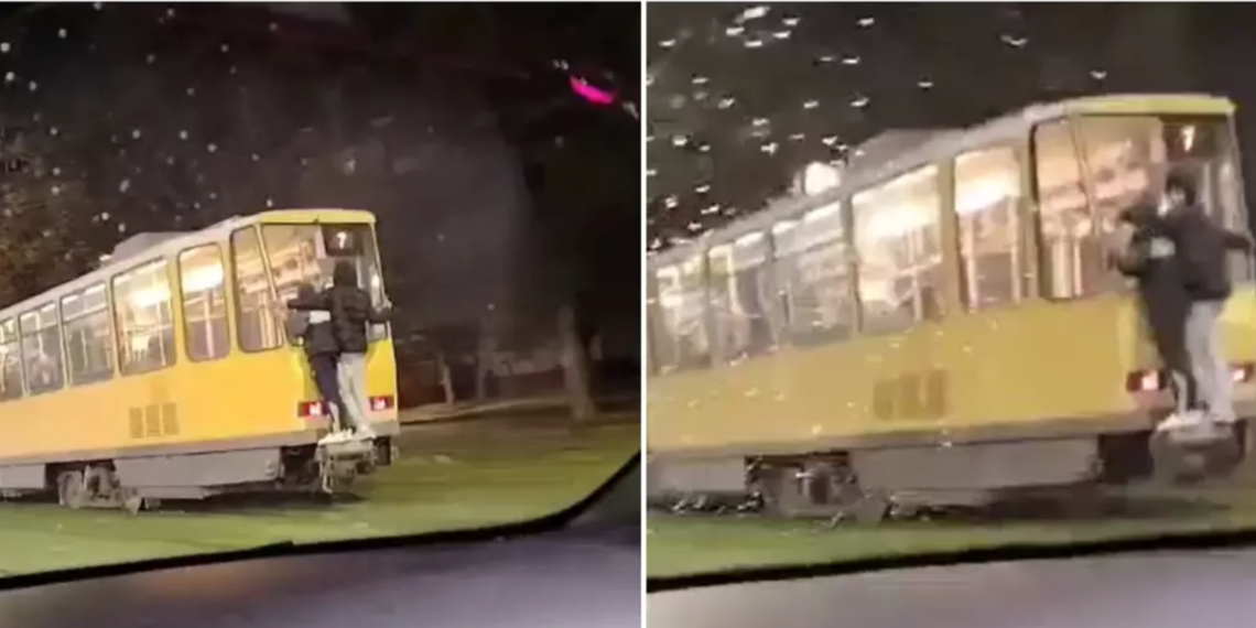 Călătorie periculoasa. Doi copii din Oradea filmați călătorind pe tamponul unui tramvai