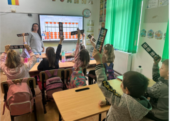 Mate cu zâmbetul pe buze. O învățătoare din Botean le arata elevilor ca matematica poate fi distractivă și captivantă