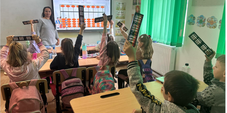 Mate cu zâmbetul pe buze. O învățătoare din Botean le arata elevilor ca matematica poate fi distractivă și captivantă