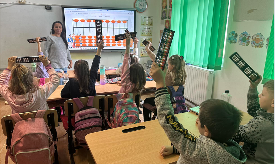 Mate cu zâmbetul pe buze. O învățătoare din Botean le arata elevilor ca matematica poate fi distractivă și captivantă