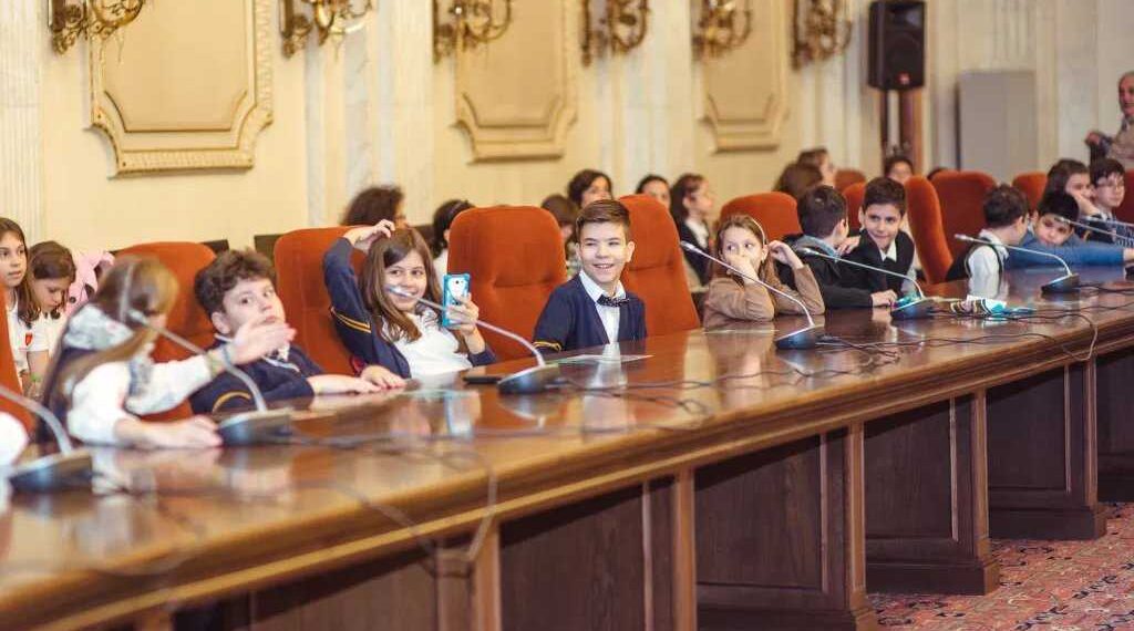 Nouă Lege privind drepturile copilului: copiii de peste 14 ani vor fi consultați anual de Guvern, Parlament și autoritățile locale pentru politici care le influențează drepturile