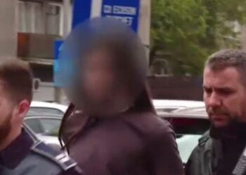 Tânără care l-a înjunghiat pe pedagog în Colegiul Tehnic „Traian Vuia”, în arest la domiciliu. Biroul de supravegheri judiciare Oradea a cerut arest preventiv fiindcă fata luase legătură cu martorii prin ,,snapchat” şi ,, instagram”