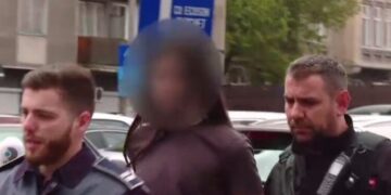 Tânără care l-a înjunghiat pe pedagog în Colegiul Tehnic „Traian Vuia”, în arest la domiciliu. Biroul de supravegheri judiciare Oradea a cerut arest preventiv fiindcă fata luase legătură cu martorii prin ,,snapchat” şi ,, instagram”