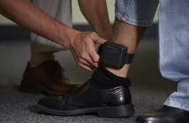 Ordin de protecție, un an, fata de un vecin din zona Beius. Acesta va purta brățara electronica