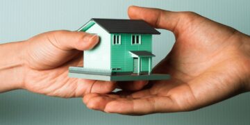 Acceptarea expresă a moștenirii de către un minor lipsit de capacitate de exercițiu reprezintă un act de dispoziție și necesită încuviințarea instanței de tutelă | Decizia ÎCCJ