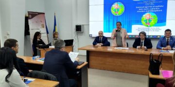 Judecători, procurori, avocați, reprezentanți ai Camerei Executorilor din Oradea și Alba-Iulia, ai Avocatului Poporului au vorbit despre interesul superior al copilului intre teorie și practica