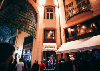 Un agent de paza, acuzat de purtare abuziva,  trebuie sa plătească daune morale unui client agresiv după un scandal din Lords