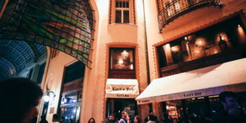 Un agent de paza, acuzat de purtare abuziva,  trebuie sa plătească daune morale unui client agresiv după un scandal din Lords