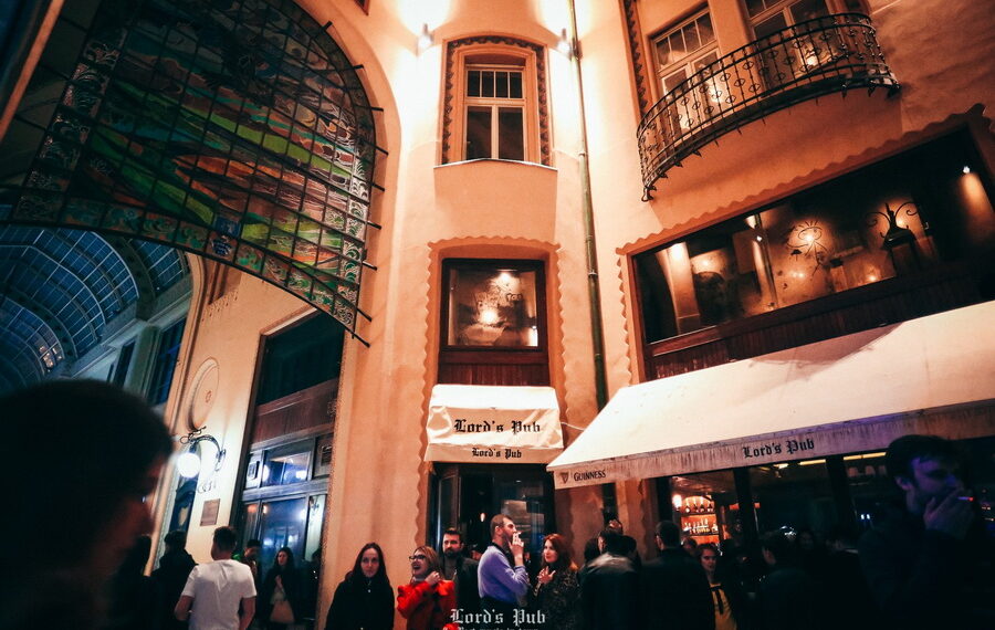 Un agent de paza, acuzat de purtare abuziva,  trebuie sa plătească daune morale unui client agresiv după un scandal din Lords