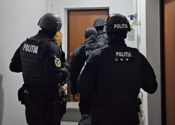 Percheziție la domiciliul unei avocate suspendate din Baroul Ilfov, suspectată de instigare la omor calificat / Ar fi tocmit un asasin care să ucidă trei persoane pe care le bănuiește de implicare în decesul fiului ei